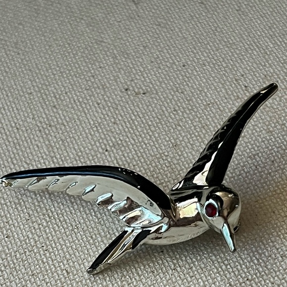 Elegant Silver and Black Bird Brooch - Picture 2 of 4